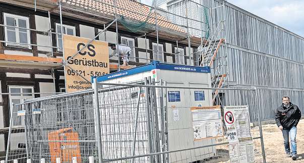 Das Fachwerkgebäude prägt den Komplex: Das Fachwerkhaus wird von innen und außen saniert. Rechts: kwg-Projektleiter Stefan Mai.